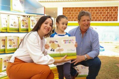 Imagem da notícia Chapadão do Sul entrega kits do Sistema Aprende Brasil para quase mil crianças da Educação Infantil